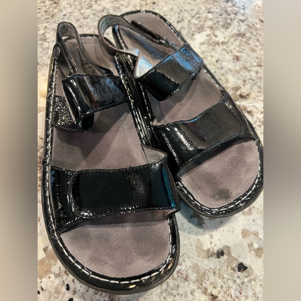 Algeria Verona patent leather sandals